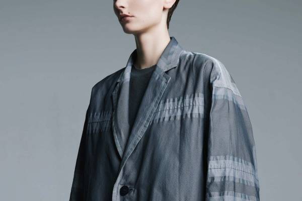 エイポック エイブル イッセイ ミヤケ"大胆カットライン"のジャケット、自由に形をキープ可能