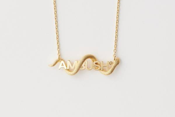 アンブッシュ2025年正月"蛇デザイン"ネックレス、ストーン＆彫りで鱗を再現