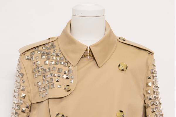 コム デ ギャルソン 青山限定「バーバリー トレンチコート」様々な“ピラミッドスタッズ”でカスタム