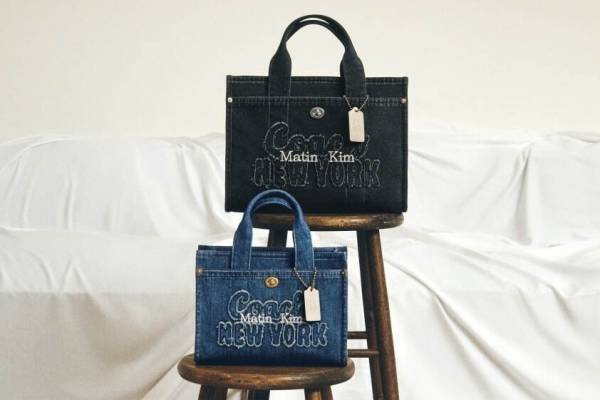 コーチ×マーティンキム、デニム素材のアイコンバッグ「カーゴ トート」やヴィンテージ風Tシャツなど
