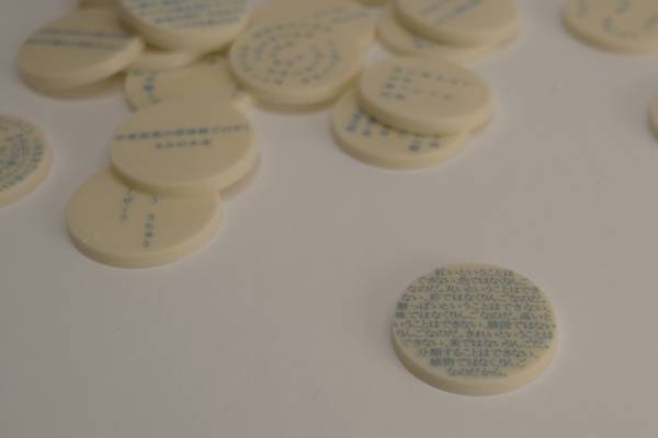 谷川俊太郎の“詩を味わう”円形ホワイトチョコレート、「生きる」「春に」など全20種から4枚をセット