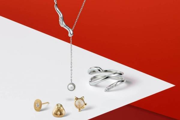 カナル 4℃の25年お守りジュエリー、パールを守るヘビネックレス＆招き猫モチーフ“肉球”カフリング