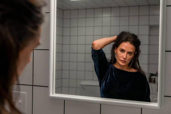 映画『サブスタンス』若さと美に執着する元トップ女優の狂気、主演はデミ・ムーア
