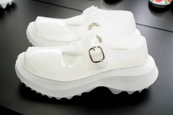 コム デ ギャルソン×仏フィレオのシューズ、近未来的な“PU素材”使用したメリージェーンやブーツ