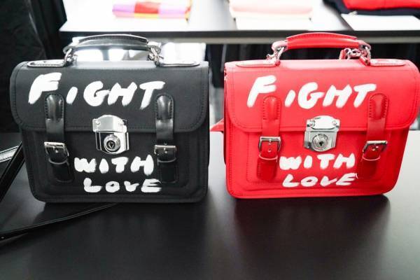 コム デ ギャルソン・ガール25年春夏、“手書き風ペイント”配したサッチェルバッグ