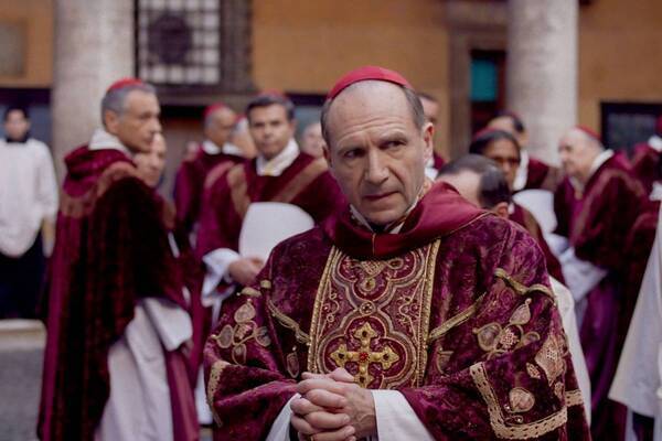 映画『教皇選挙』陰謀渦巻く“極秘投票”と隠された秘密、レイフ・ファインズ主演×エドワード・ベルガー