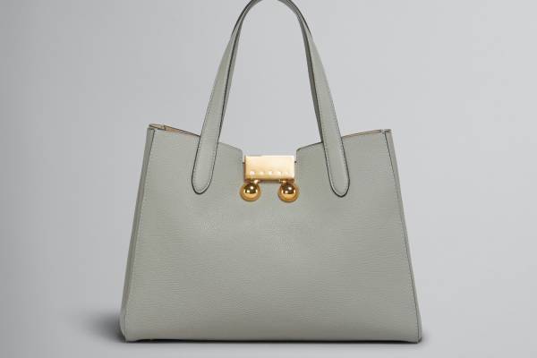 マルニ25年春夏バッグ「トランカルー トート」ゴールドカラーのクロージャー付きレザートート