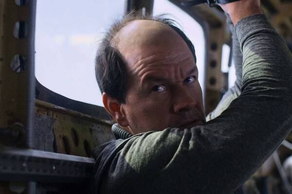 メル・ギブソン監督映画『フライト・リスク』アラスカ上空の航空機で展開される“予測不能の騙し合い”