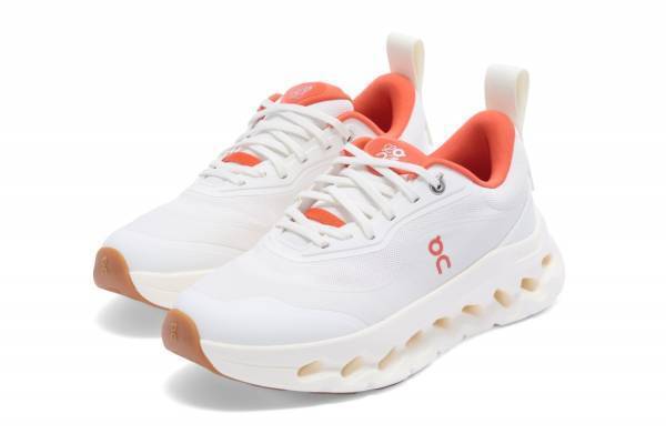 ロエベ×オンの空洞ソールスニーカー「クラウドティルト2.0」“アナグラム入り”ホワイト×深みカラーで