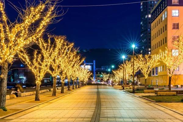 福岡・門司港レトロ地区のイルミネーション、ノスタルジックな街並みを幻想的にライトアップ