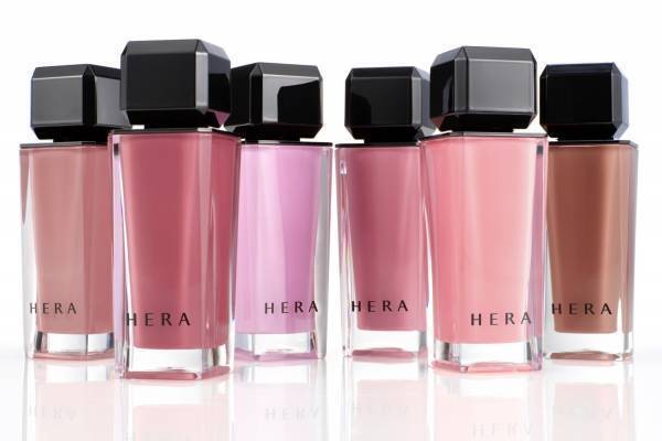 ヘラ2025年春コスメ“ぷるんと透明感”「センシュアルヌードグロス」に青みカラーの春色