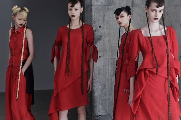 リミ フゥ25年春夏、リボン巻き付くアシンメトリーワンピース＆ネイルリングなど