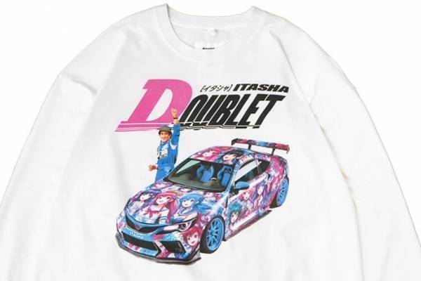 ダブレット×ウィズムのロングTシャツ、推し活をテーマにした“痛車”を大胆プリント