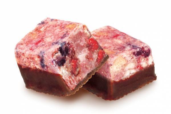 ひと口サイズのブラックサンダーに“ベリー尽くし”の新作、苺チップ＆ドライクランベリーを使用