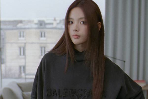 バレンシアガ「ニューイヤーシリーズ」“ほつれロゴ”のフーディーやTシャツなど