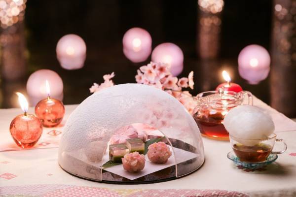 星野リゾートの温泉旅館「界 津軽」で“雪×桜”の限定イベント、津軽びいどろが輝く桜色のテラス