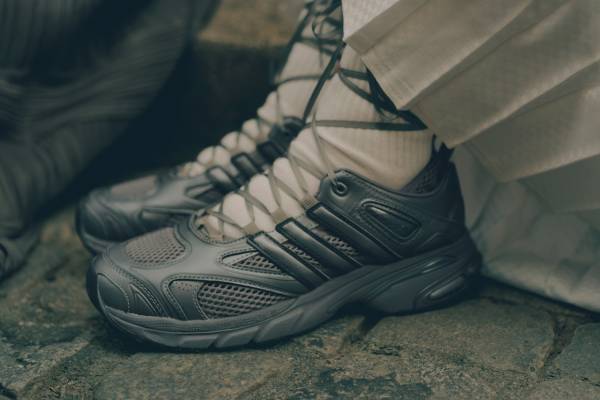 アディダス オリジナルス“バレエシューズ風”スニーカーやメリージェーン、タクワ・ビント アリとコラボ