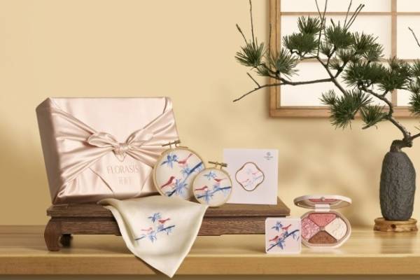 中国コスメ「花西子」“風呂敷入り”伝統刺繍パッケージのコスメキット、ギンザシックス限定で