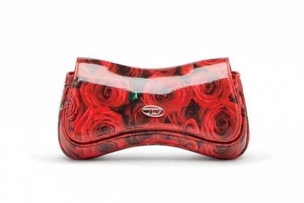 ディーゼル“ゲーム機のコントローラー”着想「プレイ」バッグ、バレンタイン限定の赤い薔薇プリント