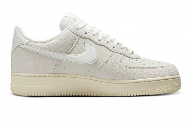 ナイキ「エア フォース 1」シボ革×スエードの“オールホワイト”スニーカー