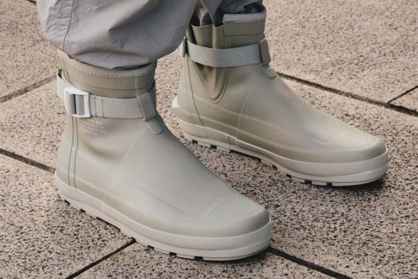 ムーンスター“作業用ゴム長靴”着想の「マルケ モディ」バックル仕様のラバーシューズ、くすみグレーで