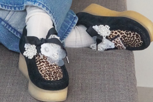 リリー ブラウン×クラークス、“花型パール＆ビジュー”煌めく厚底ブーツ「トレックウェッジ」など