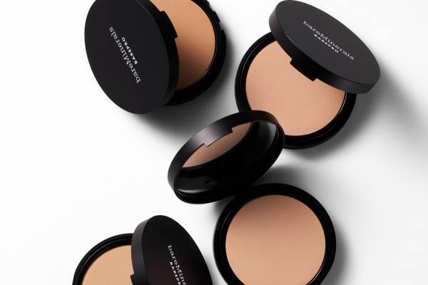 ベアミネラルの“美肌カバーファンデ”が25年春に進化、透明感あふれるセミマット肌に