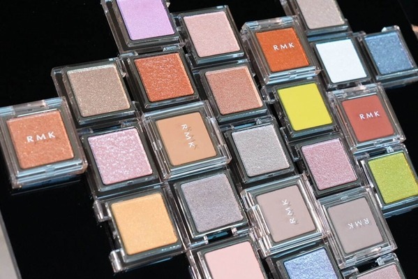 RMK「シングルアイシャドウ」2025年夏リニューアル、選べる3質感全24色展開へ