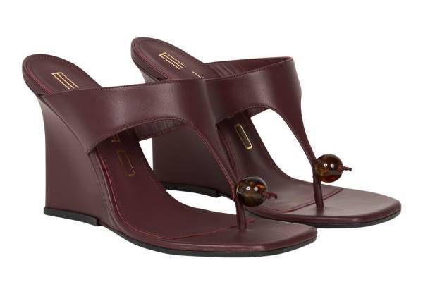 エトロ25年春夏ウィメンズ、ビジュー付きトングサンダル＆フラットサンダル