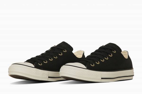 コンバースのスニーカー「オールスター」“アンティーク風”のハトメ、ベージュなどミリタリー調カラーで