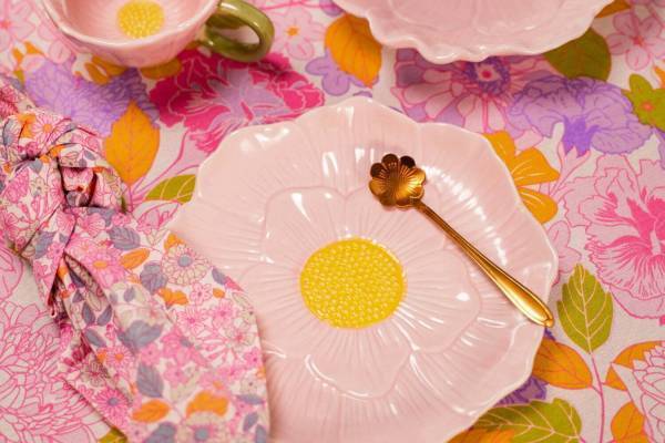 フライング タイガーの春雑貨 - “花びら”マグカップやプレート、フリルを飾ったクッションも