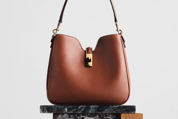 セリーヌのアイコンバッグ「16(セーズ)」新作、ターンロック煌めく3WAYのホーボー型ショルダー