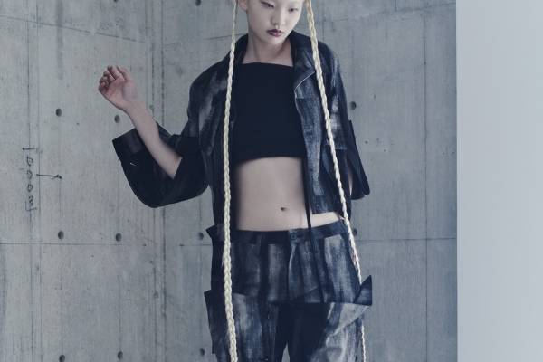 リミ フゥ25年春夏、“雲模様”の抜染デニム＆レースアップの肌見せワンピース
