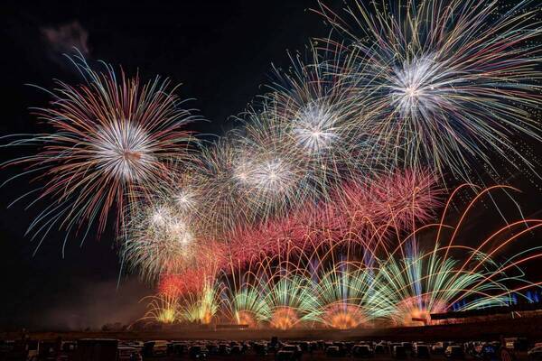 「富士山花火」約8,000発の花火×モータースポーツを富士スピードウェイで、25年は桜の季節に開催