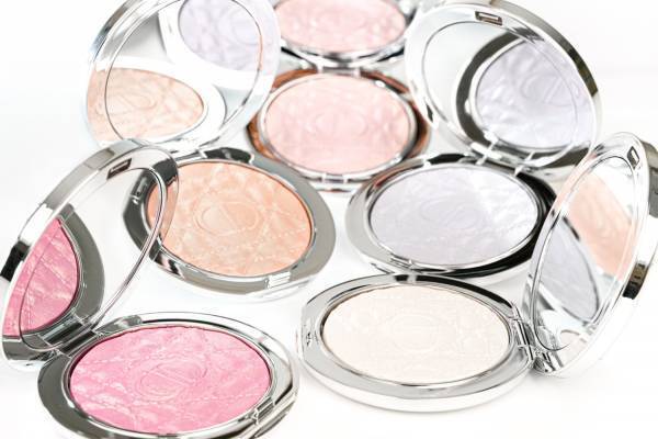 ディオール25年夏コスメ「ディオールスキン フォーエヴァー」“輝き・カラー選べる”新感覚ハイライター