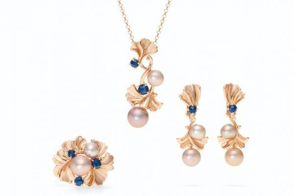 ニナ リッチ25年春夏ジュエリー、パール×サファイアのフラワーネックレス＆ダイヤ煌めくリボンリング