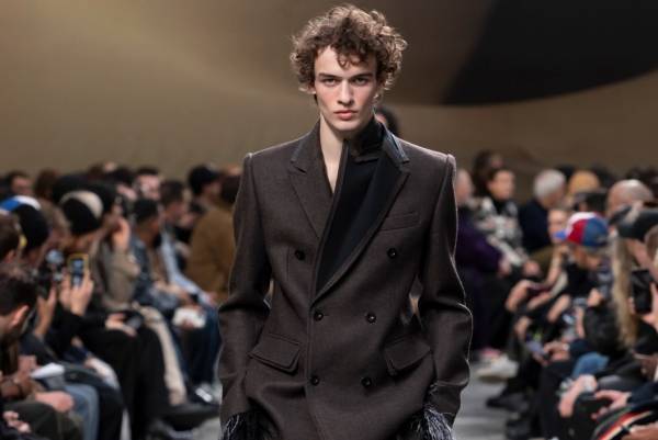 sacai 2025年秋冬コレクション - 素材の豊かさと大胆なシルエットが織りなすダイナミズム