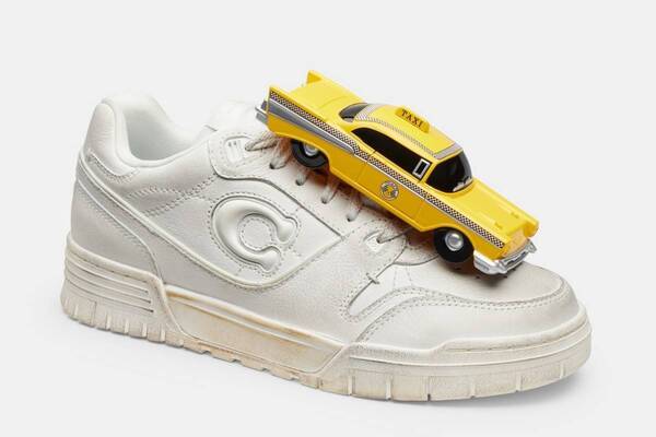 コーチ“NYの街”着想の25年春スニーカー「ソーホー」“Cロゴ”レザーアッパーに地図柄アウトソール