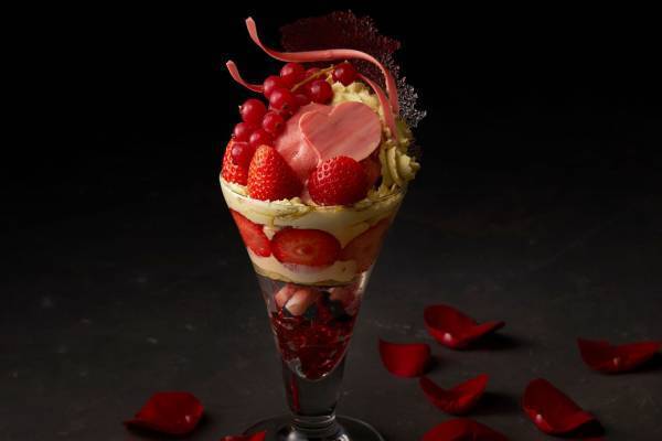 シャングリ・ラ 東京の春限定たっぷり果肉のいちごパフェ、ピスタチオシャンティやハート型チョコを重ねて