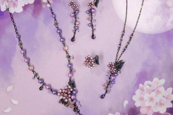 アナ スイ「夜桜に舞う蝶」着想ジュエリー、“妖艶パール＆ビーズ”輝くネックレスやピアス