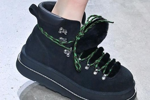 UGG×sacaiのコラボブーツ＆ローファー、シアリングでワイルドなボリュームをプラス