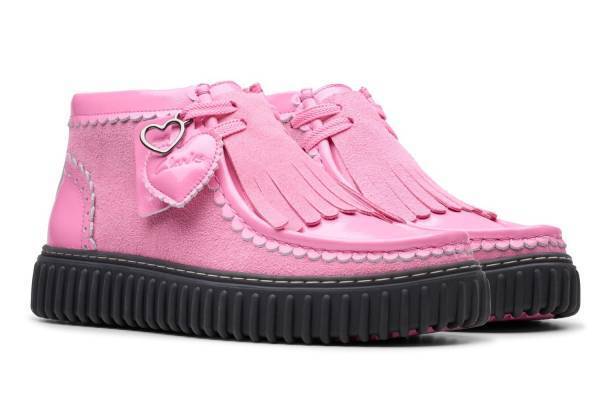 クラークス“ハート”モチーフの厚底シューズ「トーヒル」鮮やかピンク＆ハートのメダリオン入りブラック