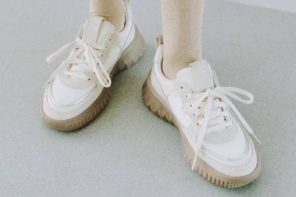 コール ハーン×エミ、異素材アッパーの淡色スニーカー「ジェネレーション ゼログランドII」