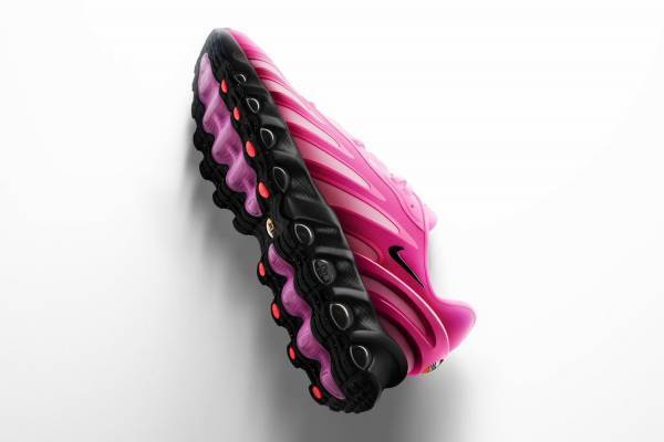 ナイキ「エア マックス Dn8」鮮やかピンクアッパー×8本のチューブが見えるソール