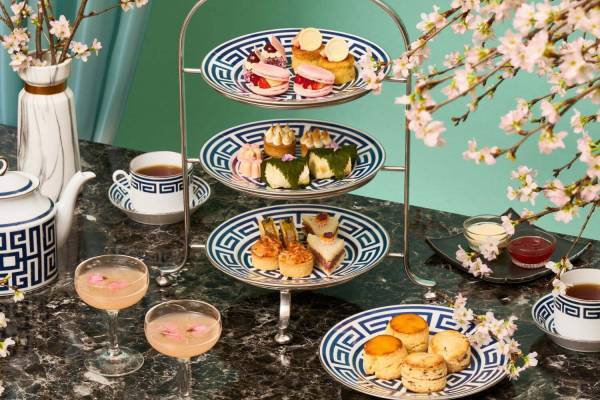 セント レジス ホテル 大阪の春限定「桜アフタヌーンティー」桜色の苺マカロンサンド＆桜餅風セイボリー