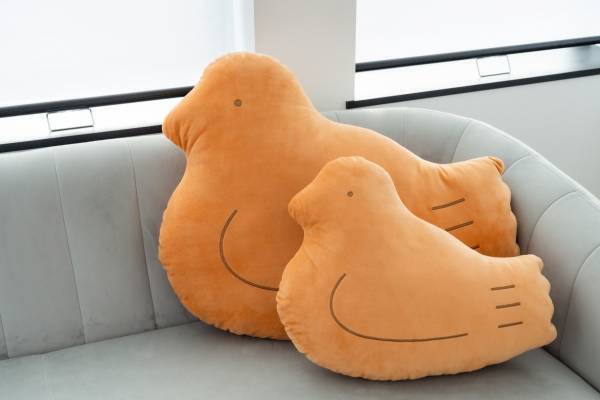 豊島屋「鳩サブレー」がふんわりクッションに、「鳩ッション」大小2サイズで
