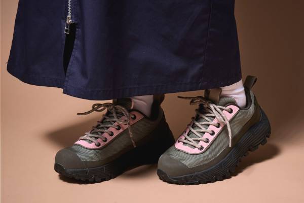 シャカのスニーカー「トレックランナーVB」ピンクの差し色＆防水透湿素材やヴィブラムソールを搭載