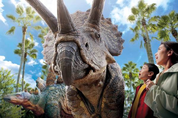 USJで映画『ジュラシック・ワールド』の限定イベント、肉食恐竜が襲来！？大型草食恐竜のふれあいも