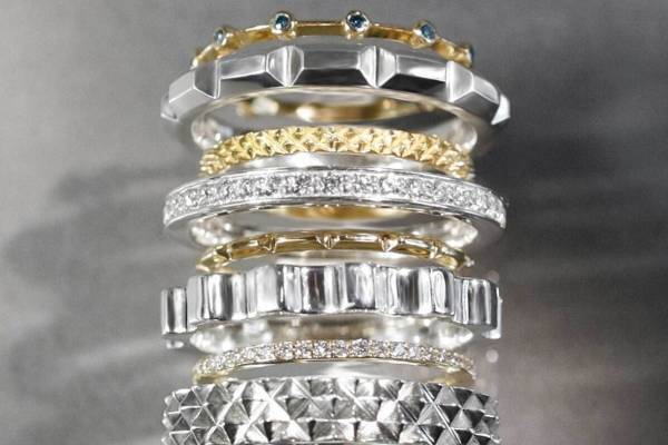 イー・エム“ヨーロッパの街並み”着想25年春夏ジュエリー、スタッズやダイヤ煌めくシルバーリングなど