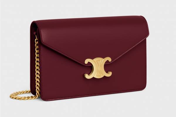 セリーヌ“トリオンフ”の留め具付きウォレット「マーゴ」にバーガンディーの限定色、麻布台ヒルズで